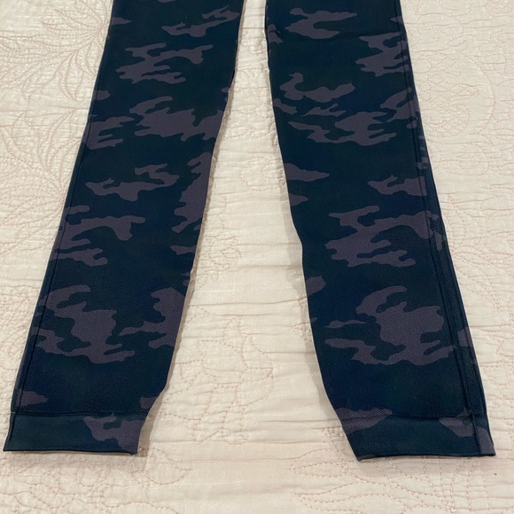 SPANX Seamless, Black Camo Leggings -Size: S - Picture 5 of 6